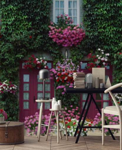 maison couverte de lierre avec papier peint de fleurs violettes maison couverte de lierre avec papier peint de fleurs violettes