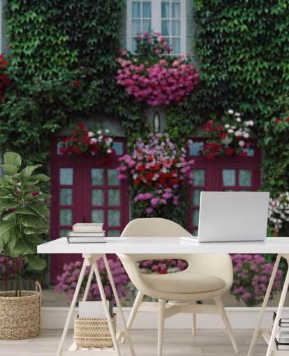 maison couverte de lierre avec papier peint de fleurs violettes maison couverte de lierre avec papier peint de fleurs violettes