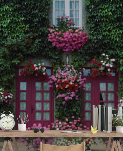 klimop overdekt huis met paarse bloemen behang