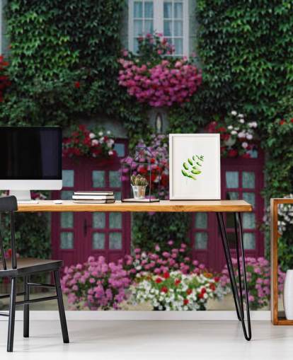 Efeu bedecktes Haus mit lila Blumen Tapete