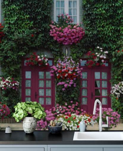 klimop overdekt huis met paarse bloemen behang