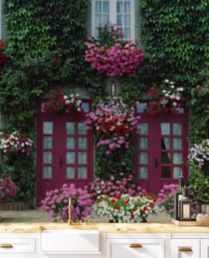 casa coperta edera con carta da parati fiori viola