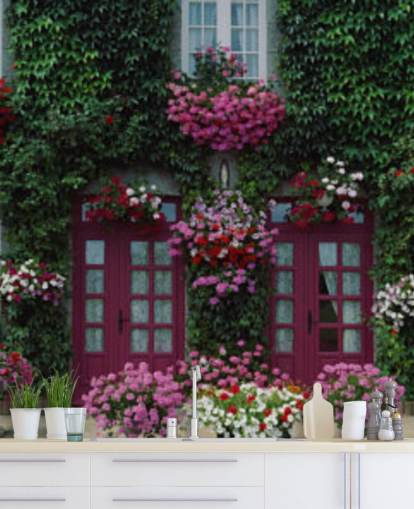 Efeu bedecktes Haus mit lila Blumen Tapete Efeu bedecktes Haus mit lila Blumen Tapete
