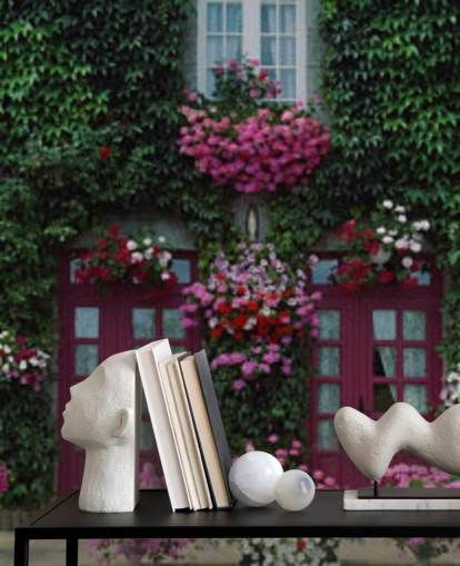 casa coberta de hera com flores roxas wallpaper