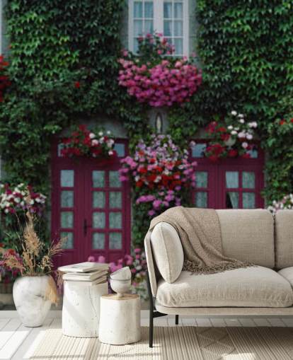 Efeu bedecktes Haus mit lila Blumen Tapete