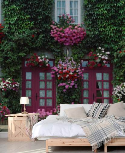 casa coberta de hera com flores roxas wallpaper