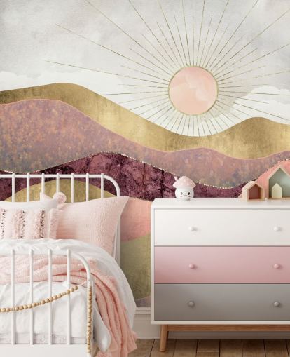 Sonnenaufgangstapete mit rosa, lila und goldenem Effekt namens Blush Sun von SpaceFrog Designs für Schlafzimmer
