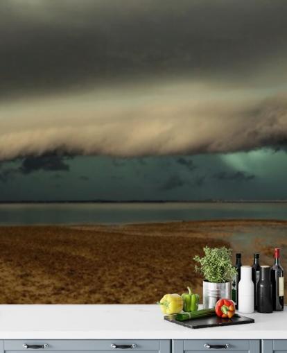 bewolkte lucht over een panoramisch uitzicht op een strandbehang