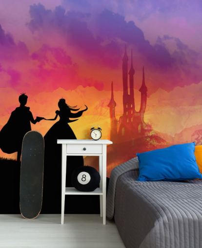 Sonnenuntergang Himmel mit Märchenschloss und Silhouette von Prinz und Prinzessin auf einem Hügel, der über alles schaut Tapete