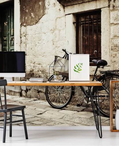 Bicicleta apoiada no papel de parede Bicicleta apoiada no papel de parede