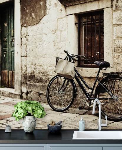 Papel pintado Bicicleta apoyada en la pared Papel pintado Bicicleta apoyada en la pared