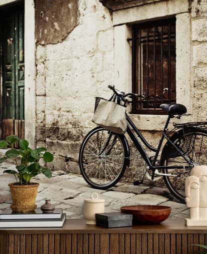 Papel pintado Bicicleta apoyada en la pared Papel pintado Bicicleta apoyada en la pared