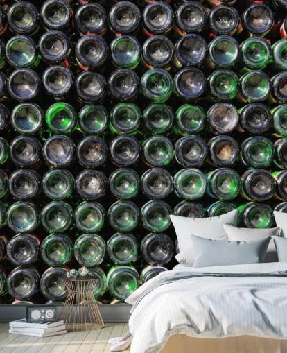 Decorazione murale con vecchie bottiglie di vino verde impilate Decorazione murale con vecchie bottiglie di vino verde impilate