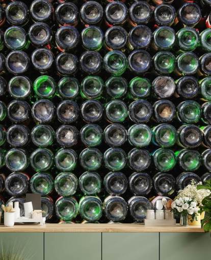 Décoration murale de vieilles bouteilles de vin vertes empilées