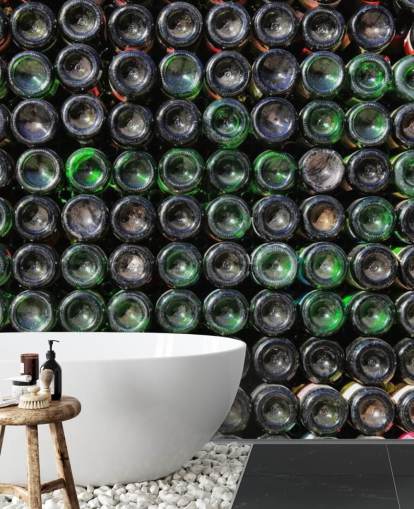 Décoration murale de vieilles bouteilles de vin vertes empilées