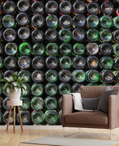 Decorazione murale con vecchie bottiglie di vino verde impilate
