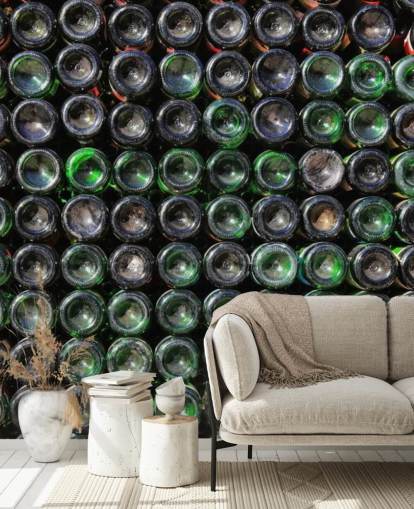 Decorazione murale con vecchie bottiglie di vino verde impilate