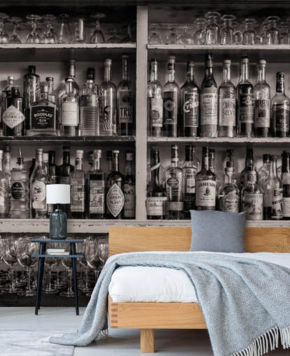 botellas en blanco y negro en el estante detrás de un fondo de pantalla de bar