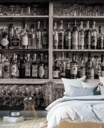 schwarze und weiße Flaschen im Regal hinter einer Bar-Tapete schwarze und weiße Flaschen im Regal hinter einer Bar-Tapete