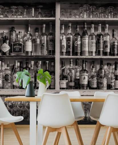 botellas en blanco y negro en el estante detrás de un fondo de pantalla de bar