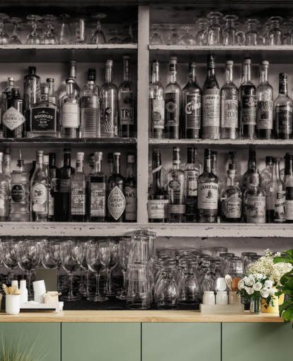 botellas en blanco y negro en el estante detrás de un fondo de pantalla de bar