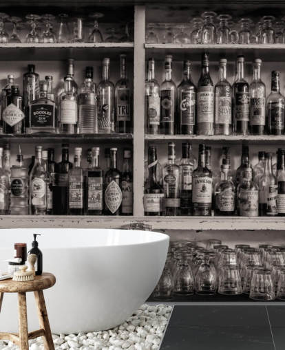 bouteilles en noir et blanc sur une étagère derrière un papier peint de bar
