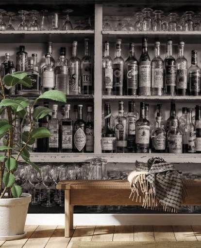 sorte og hvide flasker på hylden bag en bar tapet sorte og hvide flasker på hylden bag en bar tapet