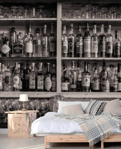 mustavalkoiset pullot hyllyllä baarin taustakuvan takana