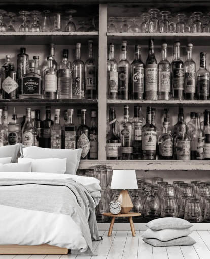 bouteilles en noir et blanc sur une étagère derrière un papier peint de bar