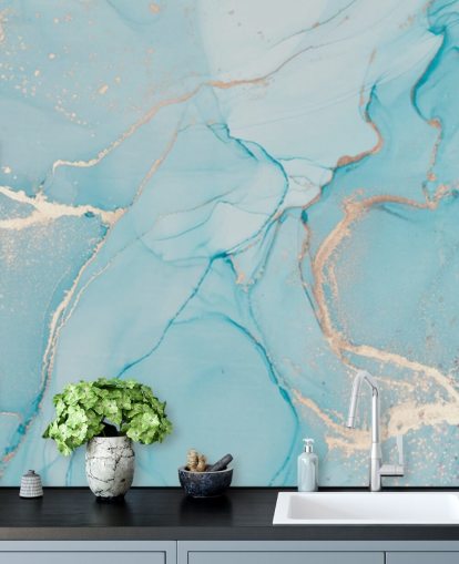 mural de papel pintado de mármol personalizable de color azul pálido y dorado llamado Dreamy Blue Watercolour para dormitorios, cocinas o baños