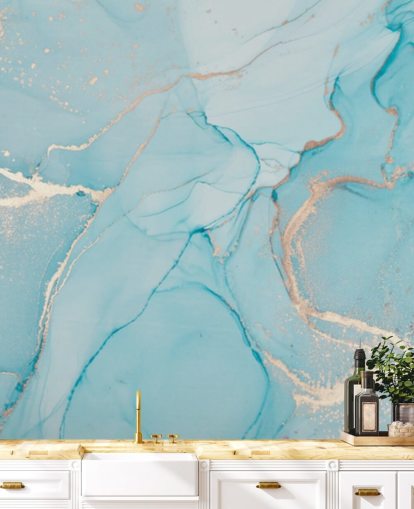 mural de papel de parede de mármore personalizável em azul claro e dourado chamado Dreamy Blue Watercolour para quartos, cozinhas ou banheiros