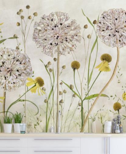 carta da parati gialle e fiori bianchi