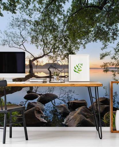 rustige meerbehangmuurschildering genaamd Lake View by 1x voor thuiskantoren en bedrijven