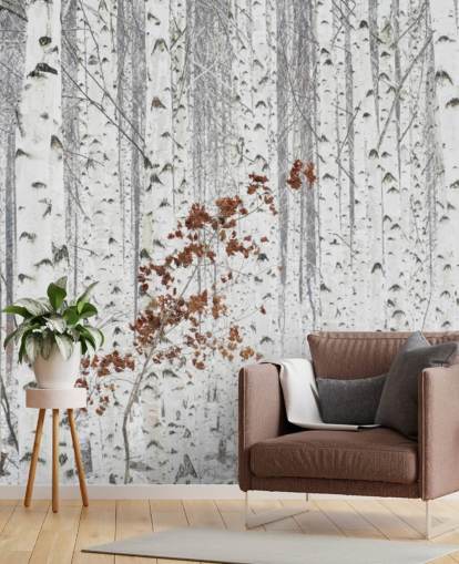 zwart-wit berkenboombos met accenten van herfstbladeren behang