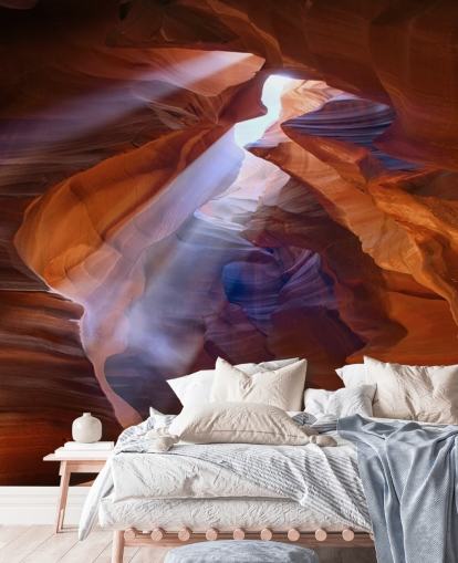 sandige Höhle mit Licht, das durch die Tapete dringt