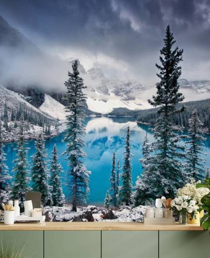 schneebedeckten See und Blick auf die Berge Tapete