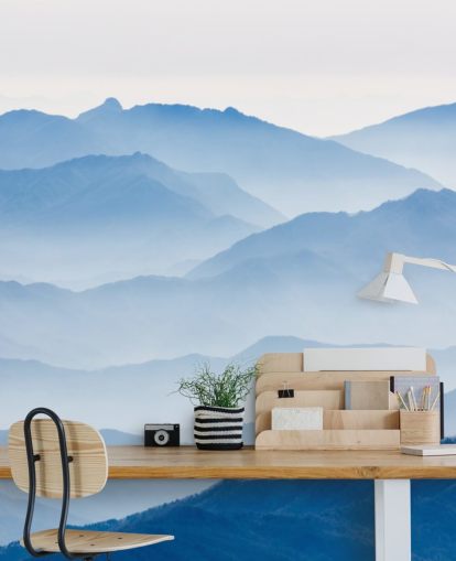 carta da parati fotografica blu con strati nebbiosi di montagne