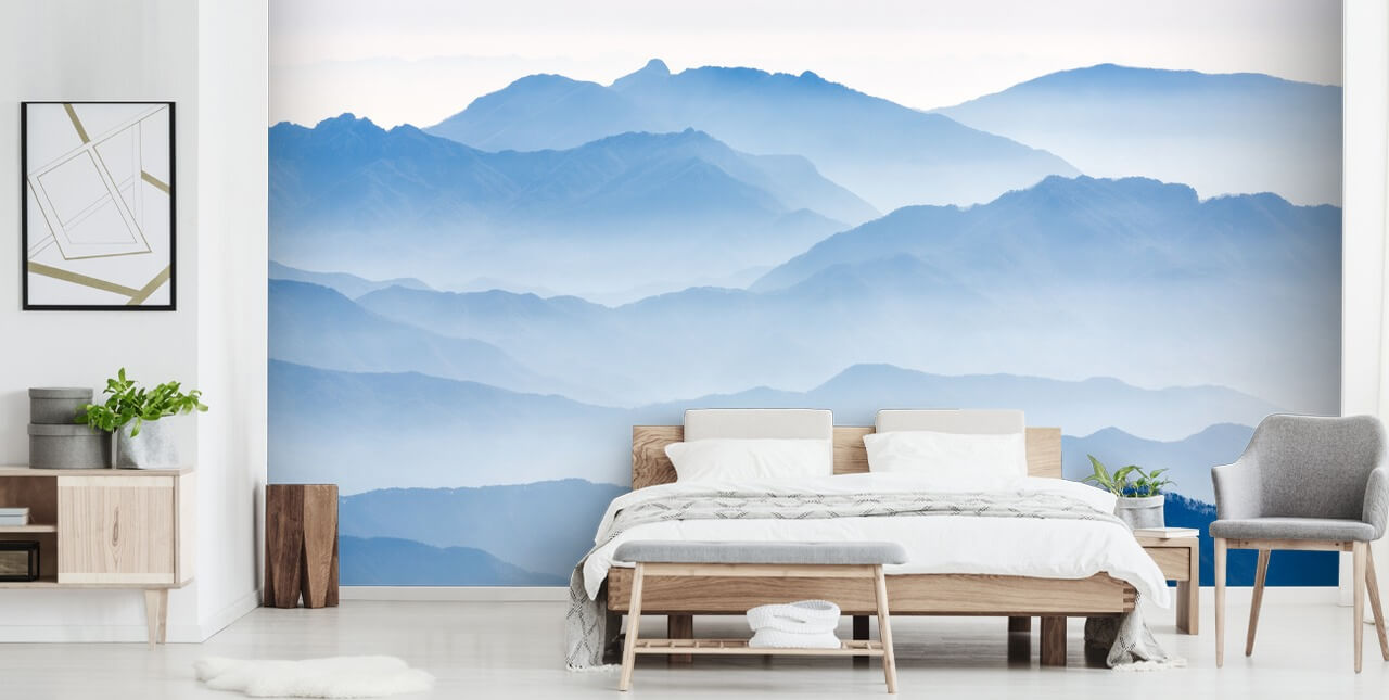 blå tåkete lag av fjell foto tapet