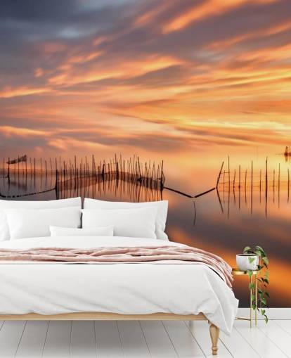 silhouettes résille dans l'océan contre le papier peint du ciel coucher de soleil