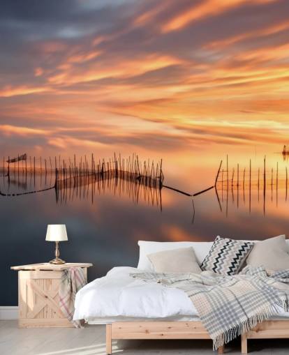 silhouettes résille dans l'océan contre le papier peint du ciel coucher de soleil