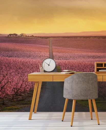 lang vei med rosa blomstre trær tapet