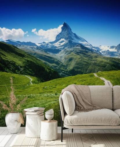 schneebedeckter Gipfel des Berges über üppig grünen Feld Tapete