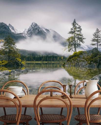 nebliger See- und Bergblick in Bayern, Deutschland Tapete