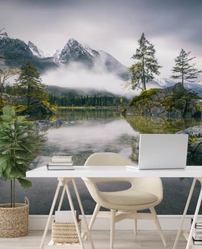 nebliger See- und Bergblick in Bayern, Deutschland Tapete