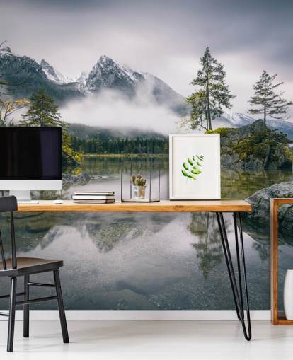 mistig uitzicht op het meer en de bergen in Beieren, duitsland behang