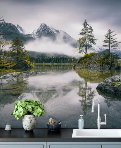 Vista brumosa del lago y la montaña en baviera, alemania fondo de pantalla