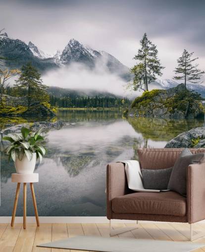 nebliger See- und Bergblick in Bayern, Deutschland Tapete
