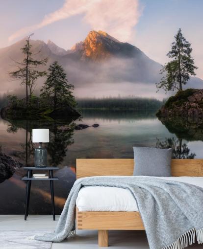 fondo de pantalla brumosa vista al lago y la montaña