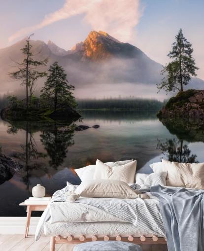 nebligen See- und Bergblick Tapete