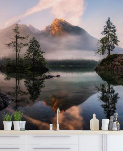 nebligen See- und Bergblick Tapete